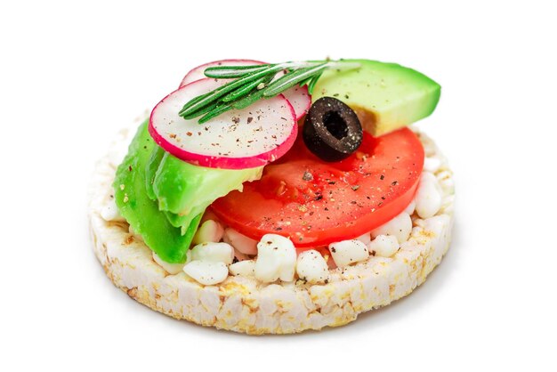 Panino con torta di riso con avocado, pomodoro, ricotta, olive e ravanello