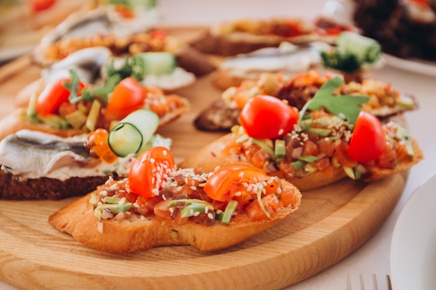 Panino con trota, pomodorini e lattuga. piatto di snack.