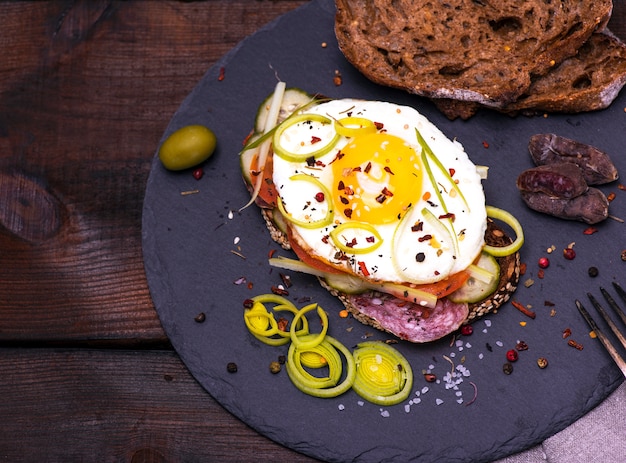 Panino con una fetta di pane di segale e uovo fritto