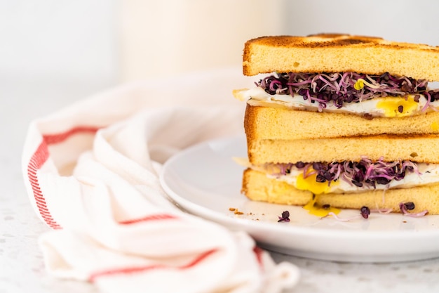 Panino con uova e germogli per la colazione