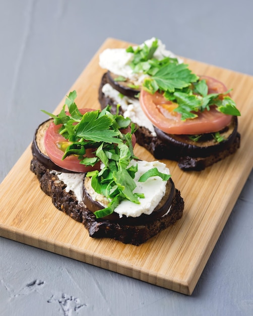 Panino Con Verdure Arrosto Zucchine Melanzane Pomodori Con Ricotta