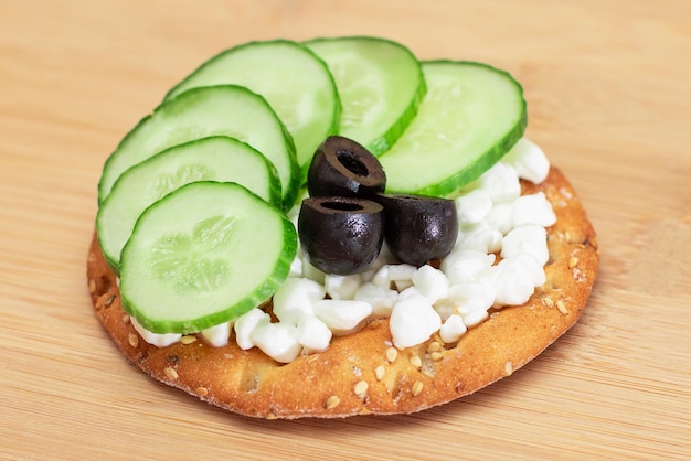 Panino croccante al cracker con ricotta fresca di cetriolo e olive