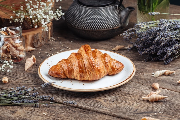 Panino croissant al forno sul tavolo di legno