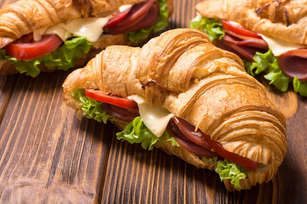 Panino croissant francese con lattuga, pomodori e prosciutto