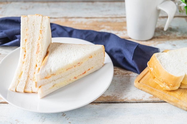 Panino da colazione su un tavolo di legno