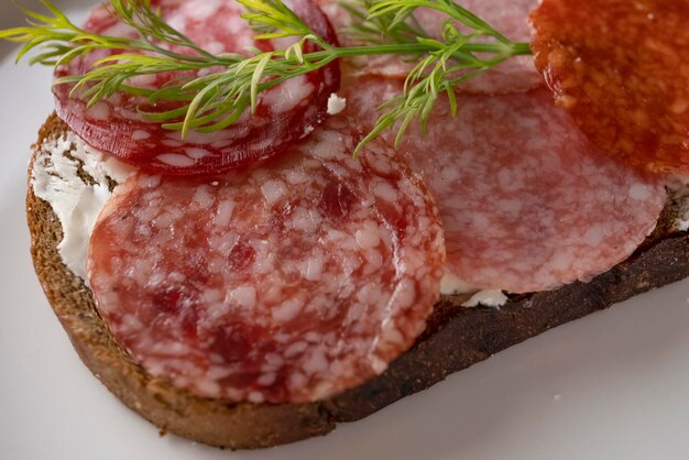 Panino del primo piano con salsiccia secca