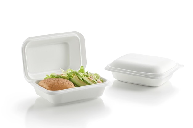 panino di avocado per la colazione dei bambini in una scatola usa e getta con un coperchio su uno sfondo bianco