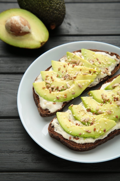 Panino di avocado su pane di segale scuro fatto con avocado affettato fresco