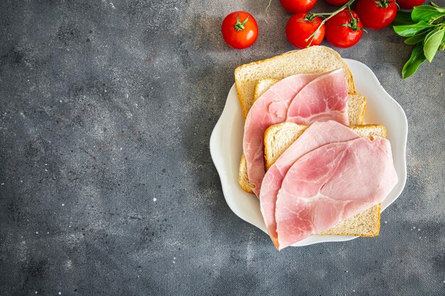 panino di carne prosciutto di maiale salsiccia pasto fresco cibo spuntino sul tavolo copia spazio cibo sfondo