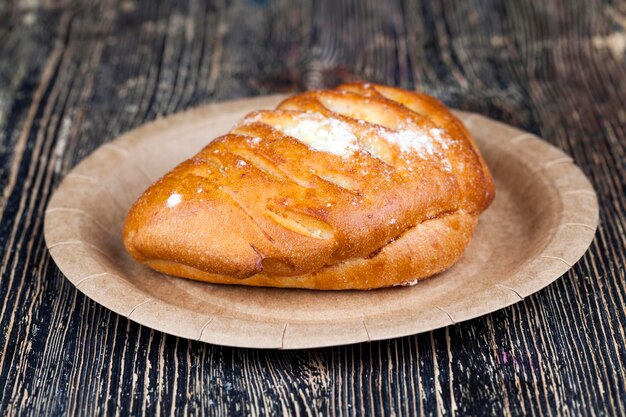 Panino di farina di frumento, su un piatto di cartone