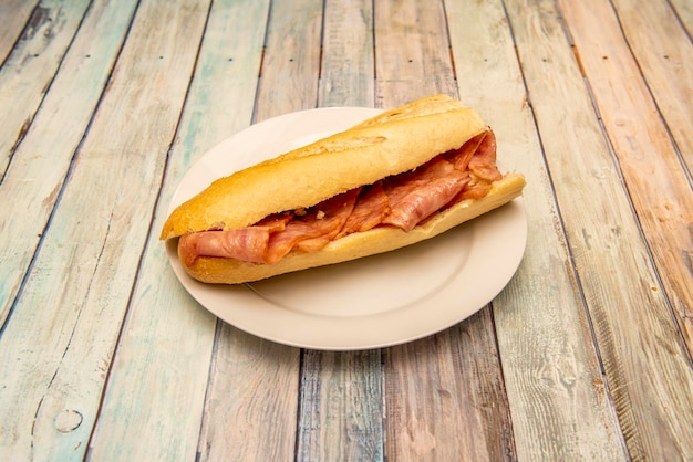 Panino di filetto fritto sul piatto bianco