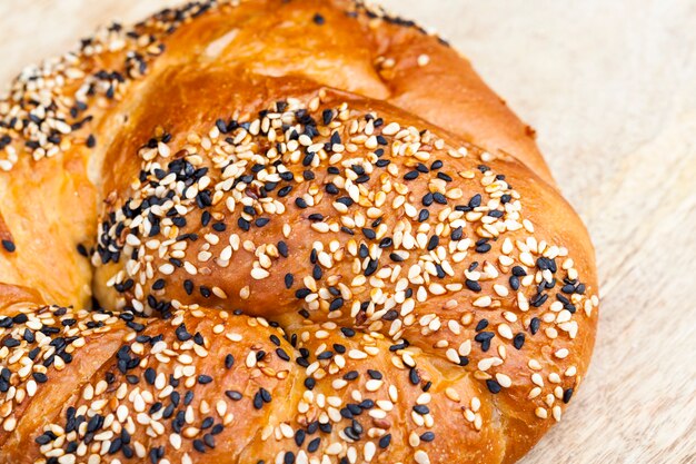 Panino di grano cosparso di sesamo e semi di lino, panini al forno fatti in casa