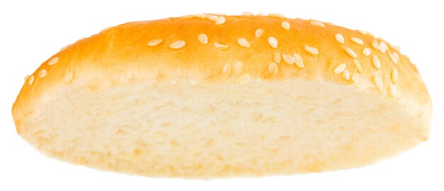 Panino di hamburger isolato su priorità bassa bianca. Avvicinamento.