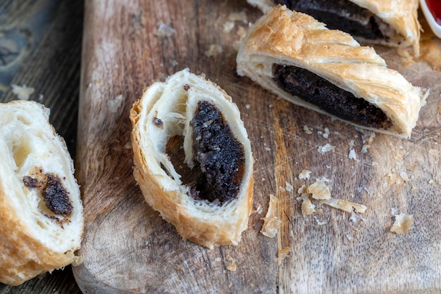 Panino di pasta sfoglia con pasta di grano e ripieno di semi di papavero