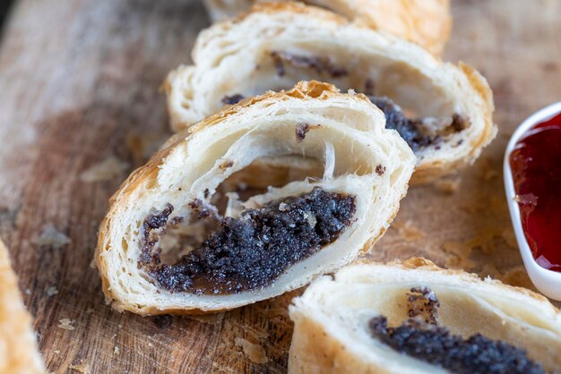 Panino di pasta sfoglia con pasta di grano e ripieno di semi di papavero