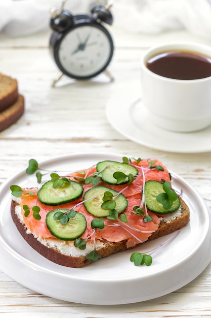 Panino di segale con salmone, cetriolo, crema di formaggio e micro verdure