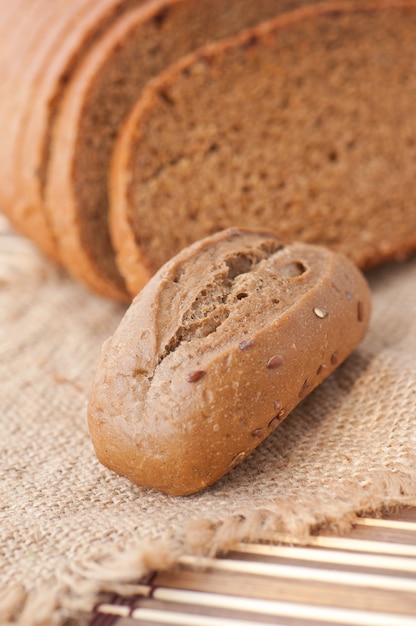 Panino di segale e fette di pane sul tavolo