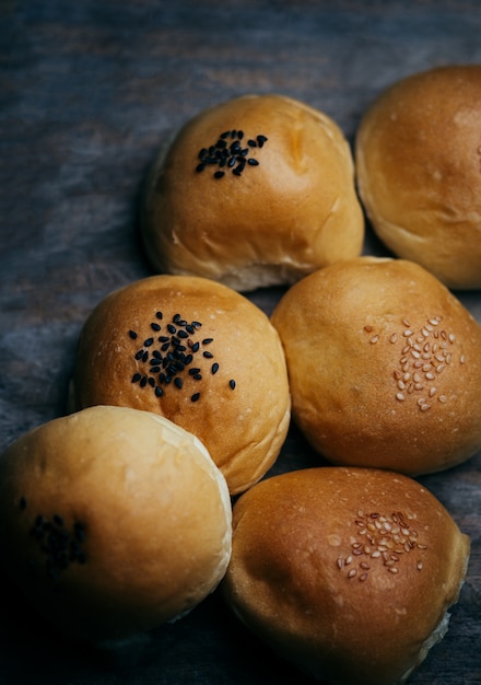 Panino di sesamo sul tavolo