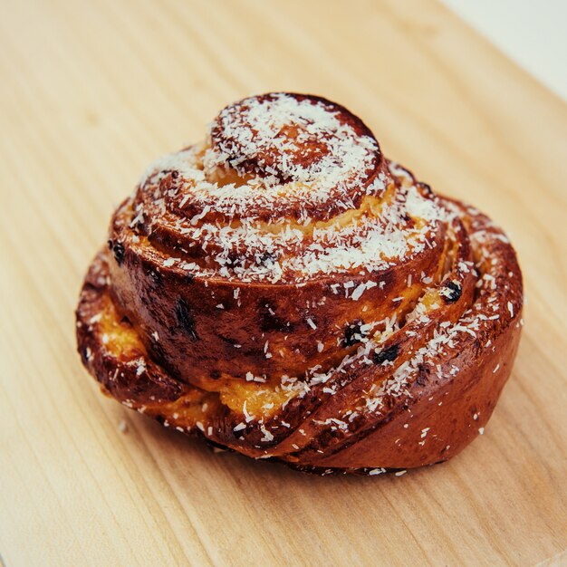 Panino di turbinio del rotolo di cannella con la noce di cocco