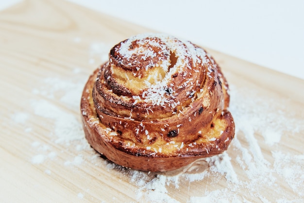 Panino di turbinio del rotolo di cannella con la noce di cocco