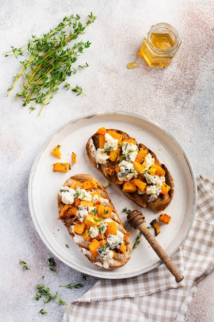 Panino di zucca al forno con formaggio dorblu con muffa blu