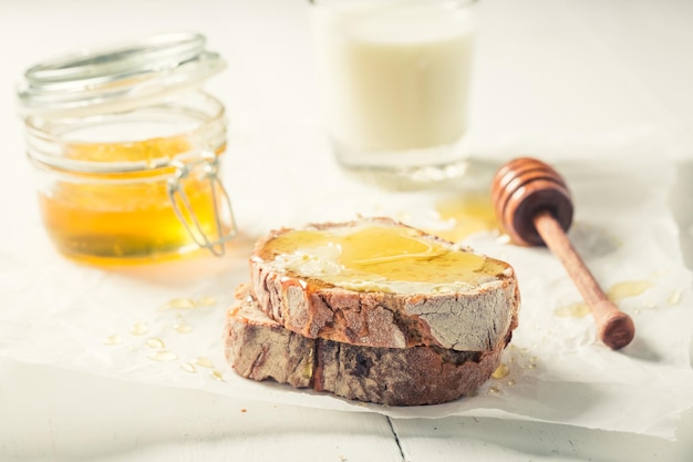 Panino dolce con miele e pane integrale