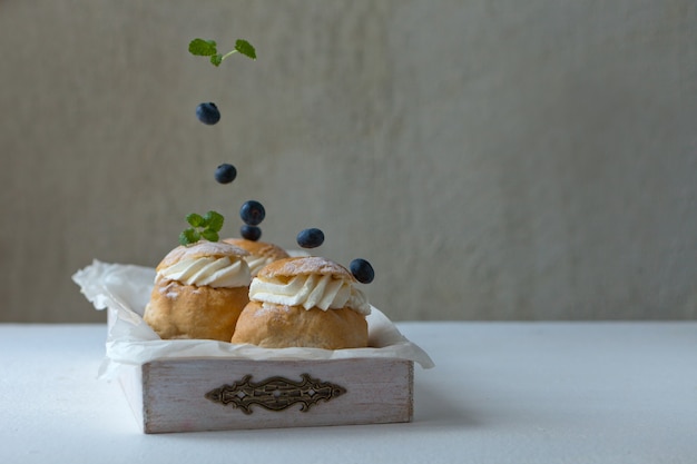 Panino fatto in casa appena sfornato con blackberrie per colazione pane tradizionale semla per giovedi throve