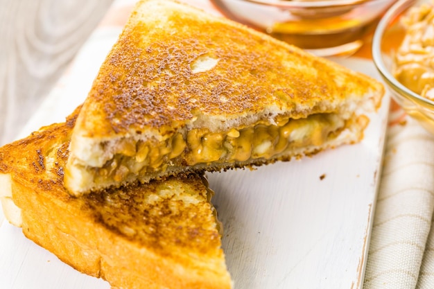 Panino fatto in casa con burro di arachidi e banana su pane bianco.