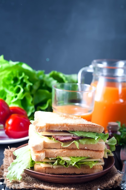 Panino fatto in casa con insalata