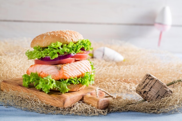 Panino fatto in casa con pesce e verdure su rete da pesca