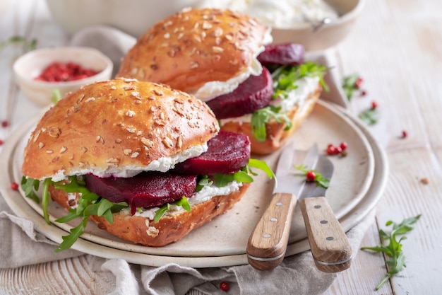 Panino fatto in casa e delizioso per la colazione o il pranzo freschi