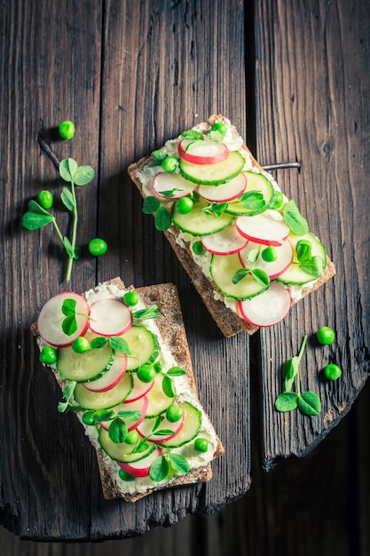 Panino fresco con cremoso di avocado e piselli