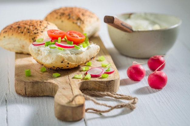 Panino fresco con ravanello di pane croccante e formaggio fromage