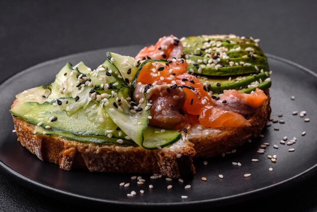 Panino fresco e gustoso con avocado di salmone e semi di sesamo e lino