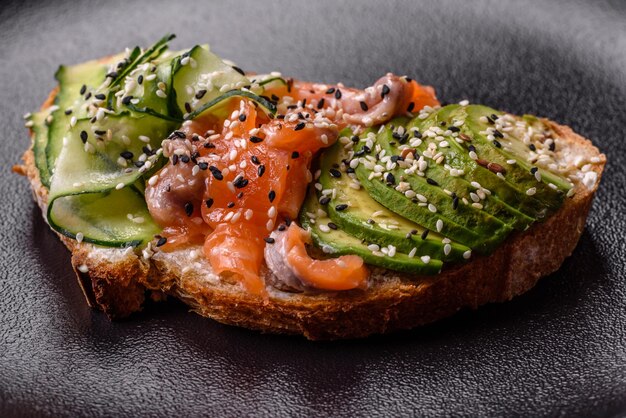 Panino fresco e gustoso con avocado di salmone e semi di sesamo e lino