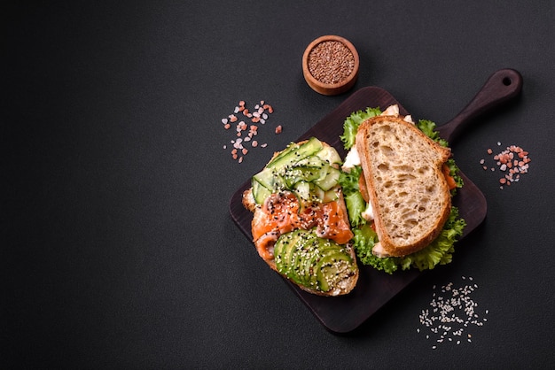 Panino fresco e gustoso con avocado di salmone e semi di sesamo e lino