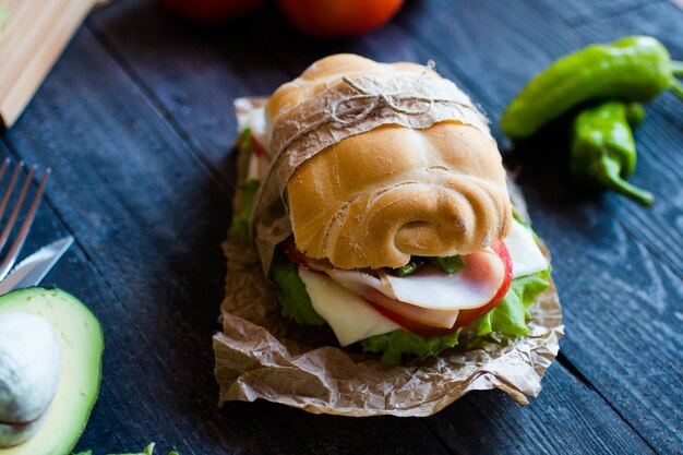 Panino fresco e gustoso con prosciutto e verdure