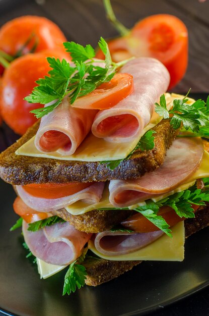 Panino grande con salsiccia e formaggio