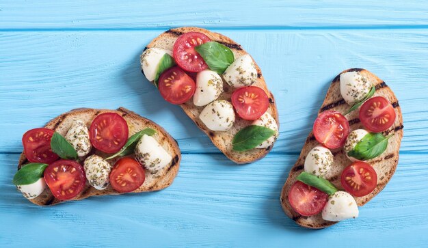 Panino grigliato con mozzarella, pomodorini e basilico