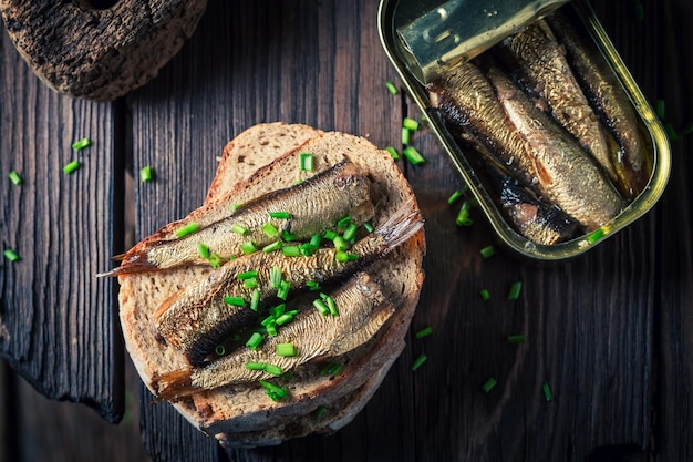 Panino gustoso con sardine, erba cipollina e pane integrale