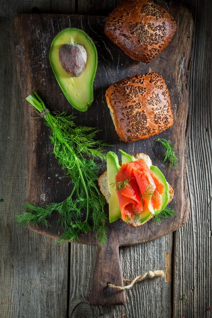 Panino gustoso e fatto in casa a base di aneto di salmone e avocado