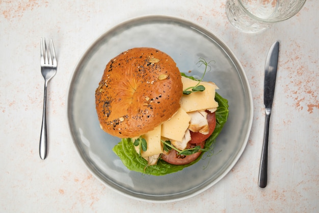 Panino hamburger con carne, crema di formaggio, pomodoro