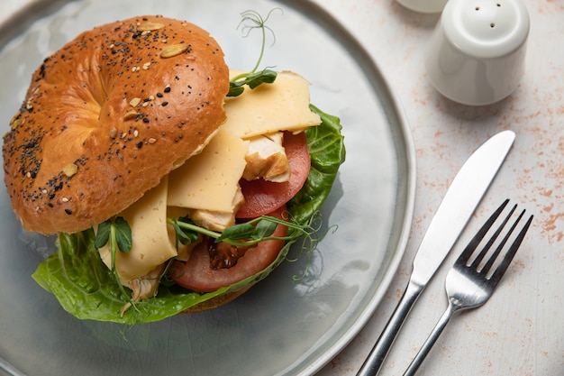 Panino hamburger con carne, crema di formaggio, pomodoro