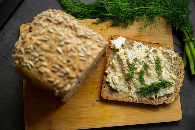 Panino integrale fatto in casa con semi di girasole Panino con pasta d'uovo e aneto