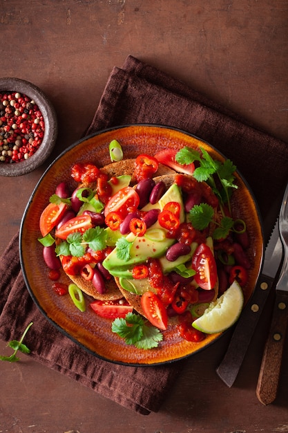 Panino messicano del fagiolo dell'avocado con lo scalogno del peperoncino rosso del pomodoro