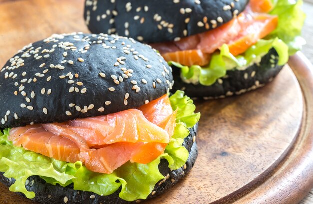 Panino nero con salmone