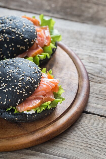 Panino nero con salmone