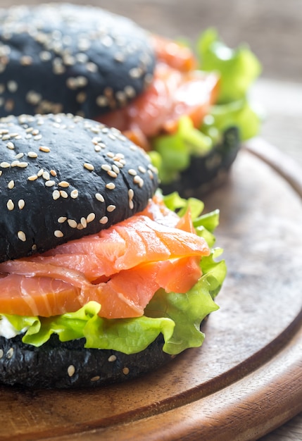 Panino nero con salmone