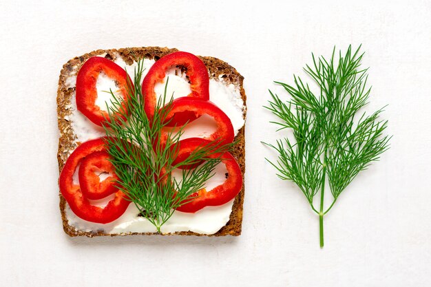 Panino per colazione con pomodori e aneto verde