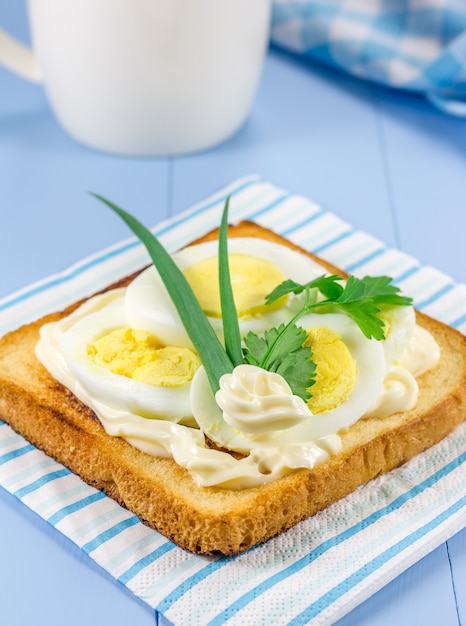 Panino per la colazione con uova e verdure a fette